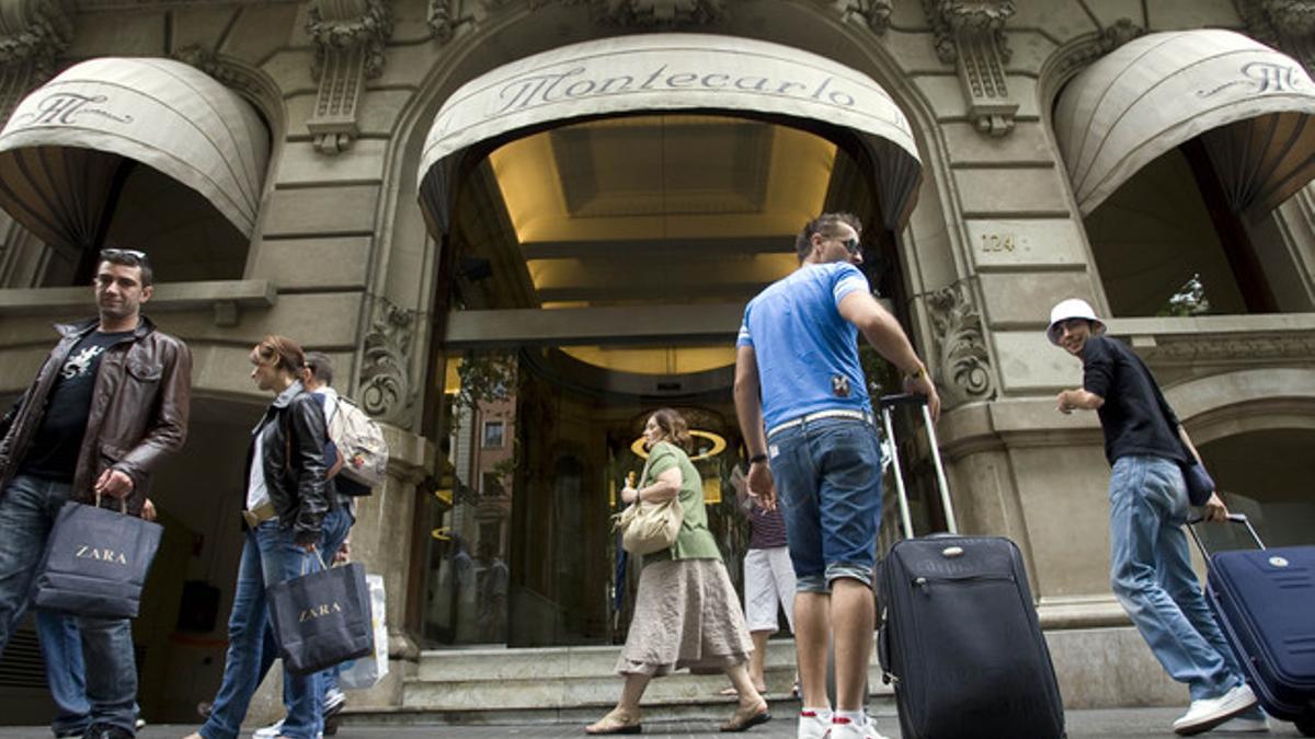 Turistas extranjeros en un hotel de las Ramblas.