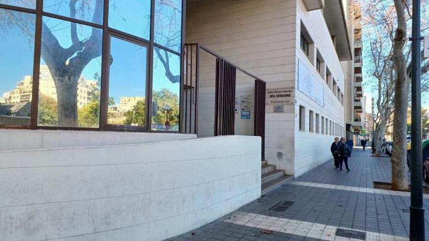 Interceptan dos cuchillos a unos alumnos dentro de un instituto público de Palma