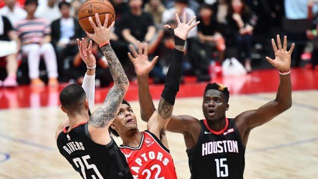 Un momento del partido de pretemporada en Tokio entre Toronto y Houston.