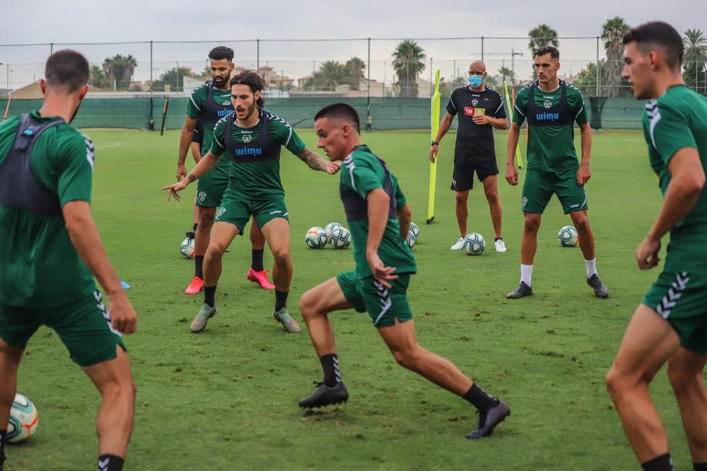 Se trata de su primer entrenamiento en este complejo deportivo para preparar el partido de mañana (22.00) en el Martínez Valero frente al Real Zaragoza.