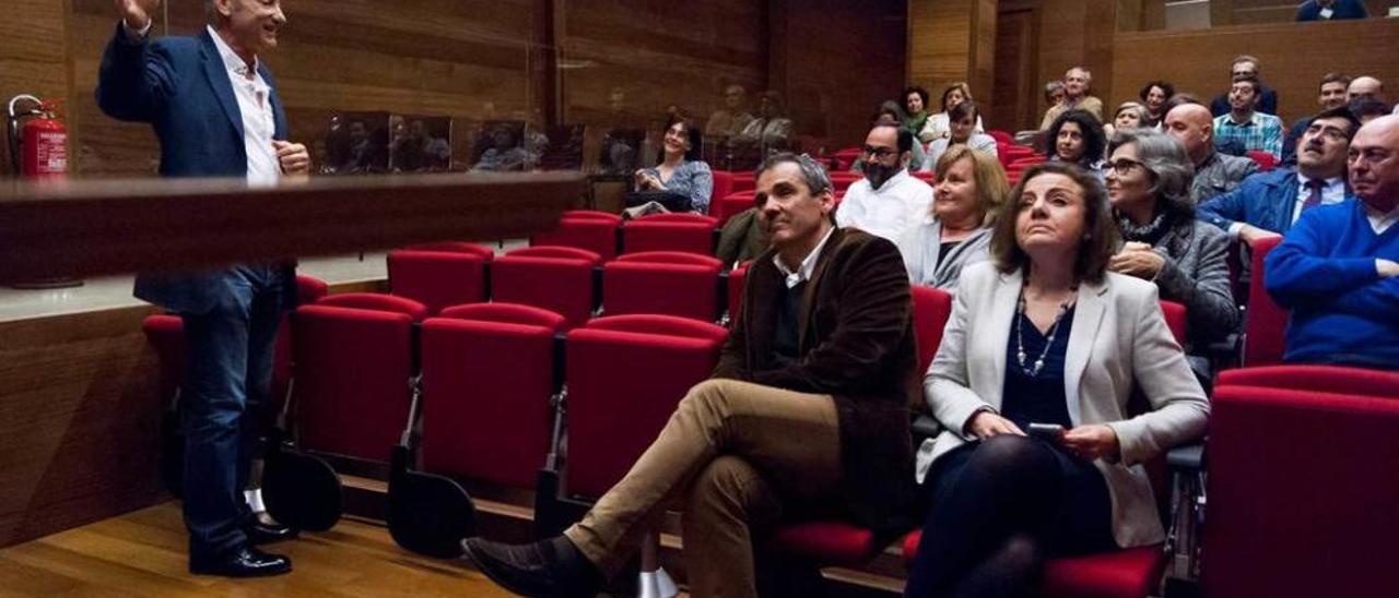 Fernández Salinas, a la izquierda, durante su conferencia de ayer.