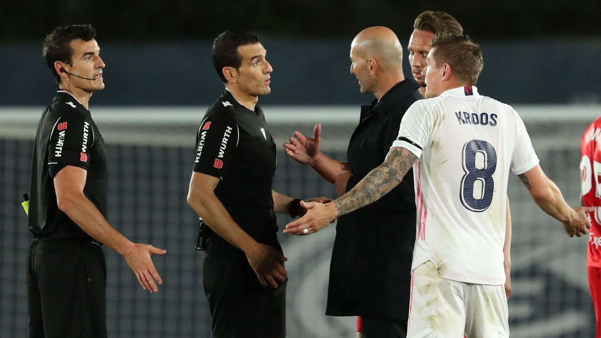 Kroos y Zidane se dirigen al árbitro Martínez Munuera después del polémico encuentro del domingo entre el Madrid y el Sevilla que acabó 2-2.