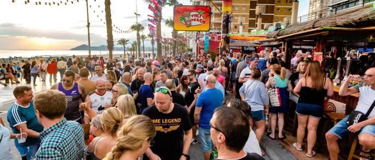 El local de ocio Tiki Beach, ubicado en primera línea de la playa de Levante, es uno de los más visitados entre los turistas británicos.