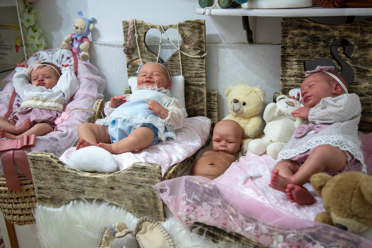 Bebés reborn de la exposición que Marifí tiene en su vivienda de San Roque (Badajoz).