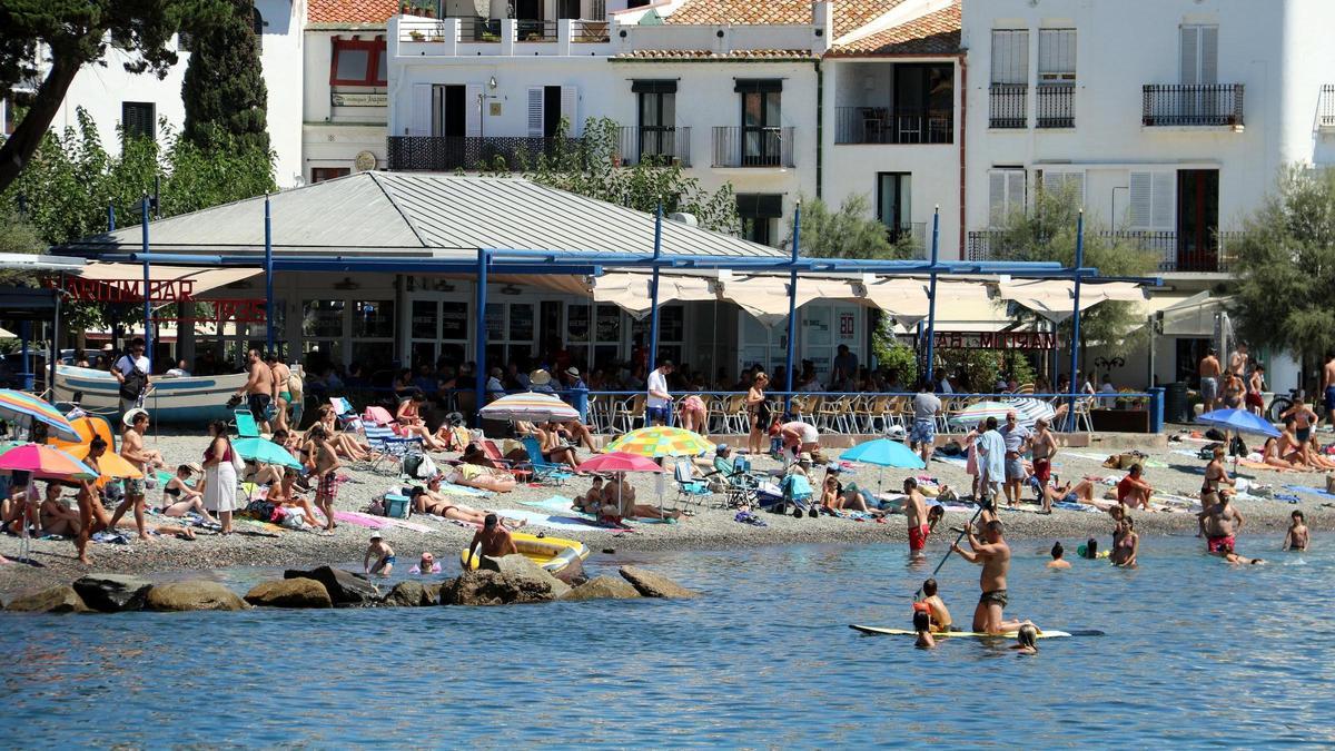 La platja Gran de Cadaqués, en una imatge d'arxiu.