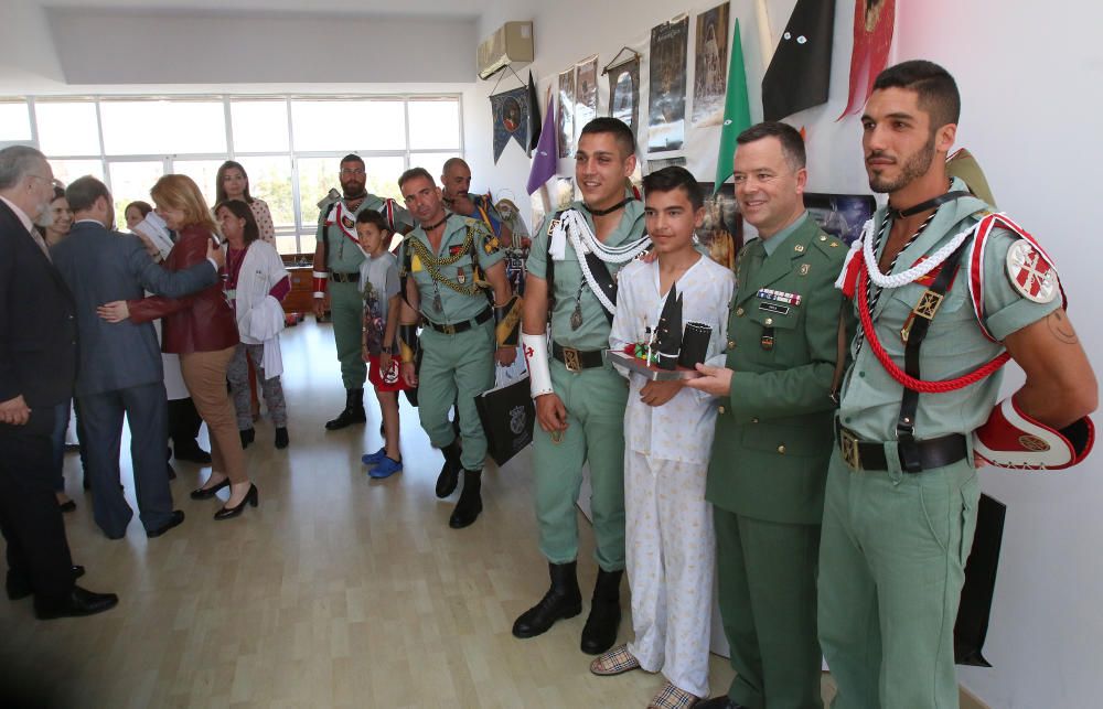 Visita de La Legión y la Cofradía de Mena a los niños del Hospital Materno.