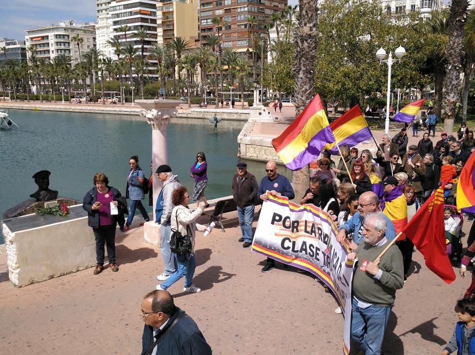 Más de 300 personas reivindican la República en Alicante