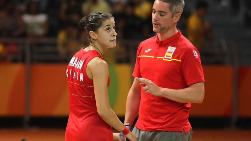 Fernando Rivas habla con Carolina Marín durante la semifinal olímpica frente a la china Li Xuerui.