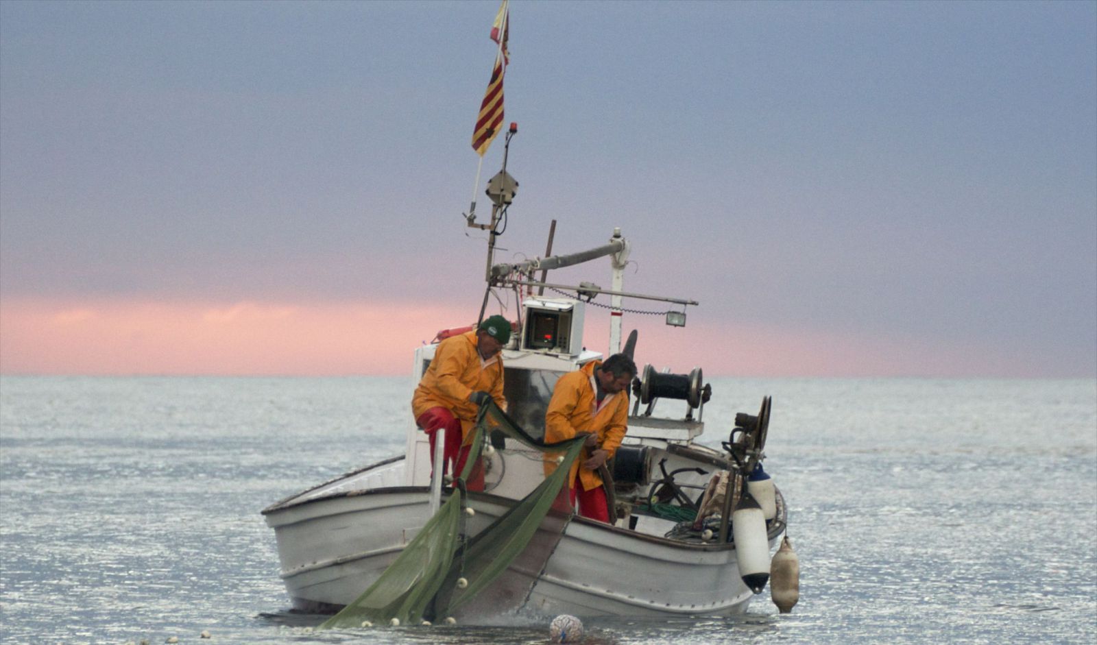 Pescadores de ‘gerret’ echando sus redes en Cala Boix, Sant Carles.