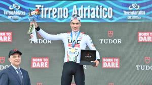 Juan Ayuso, en el podio de la Tirreno-Adriático.