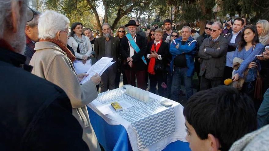 Aida Oceransky, leyendo su discurso, ayer, en el Campillín.