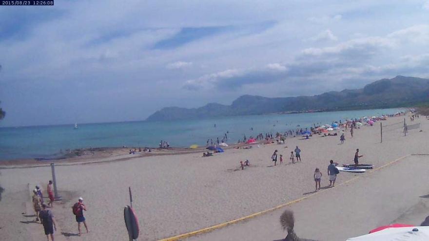 Einzelne Wolken über dem Meer von Son Serra de Marina am Sonntagmittag (23.8.).