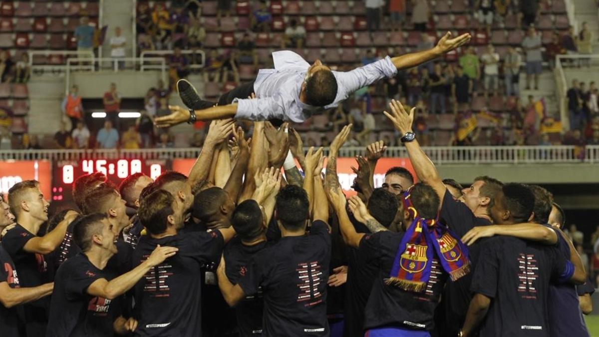 Gerard López, el técnico del Barça B, manteado por sus jugadores.