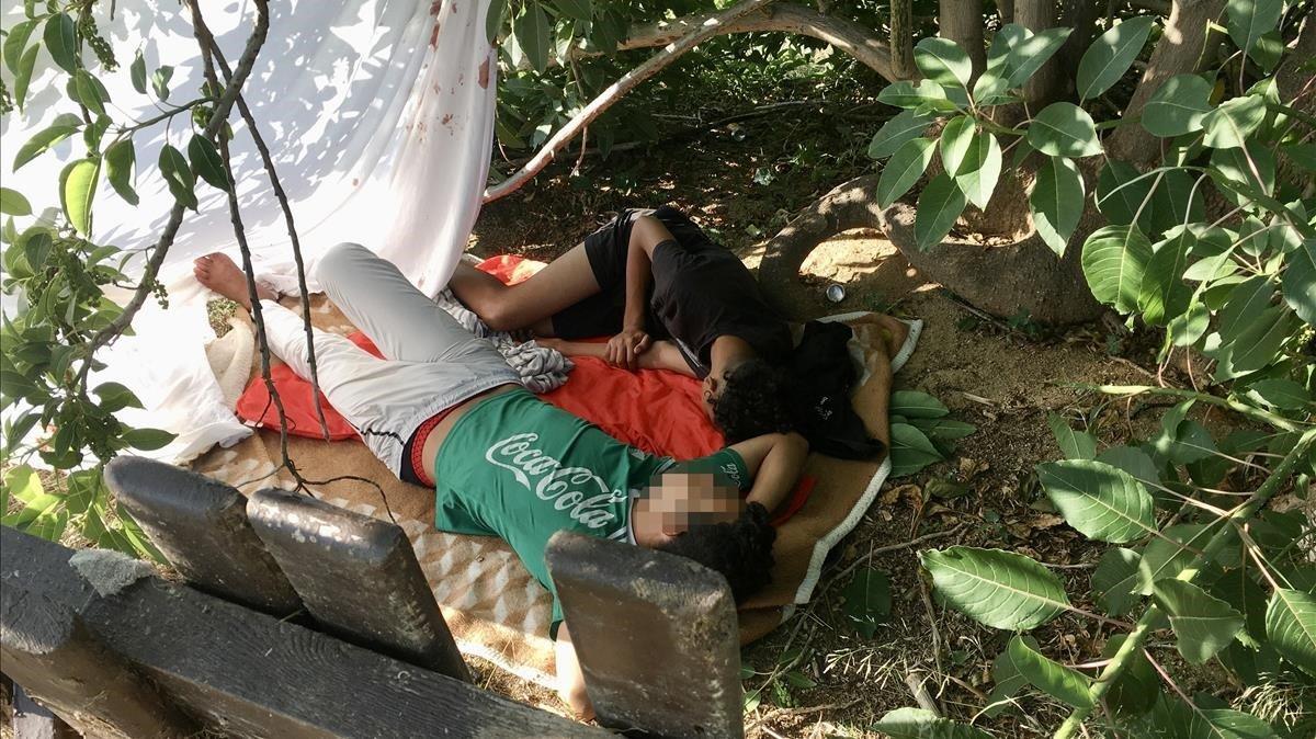 Dos jóvenes migrantes, entre ellos Yousef, duermen en la playa de Ocata (El Masnou).