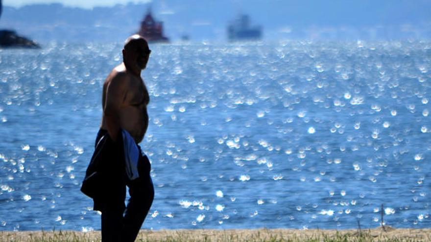 Un hombre disfruta del buen tiempo en Vilagarcía // I. Abella