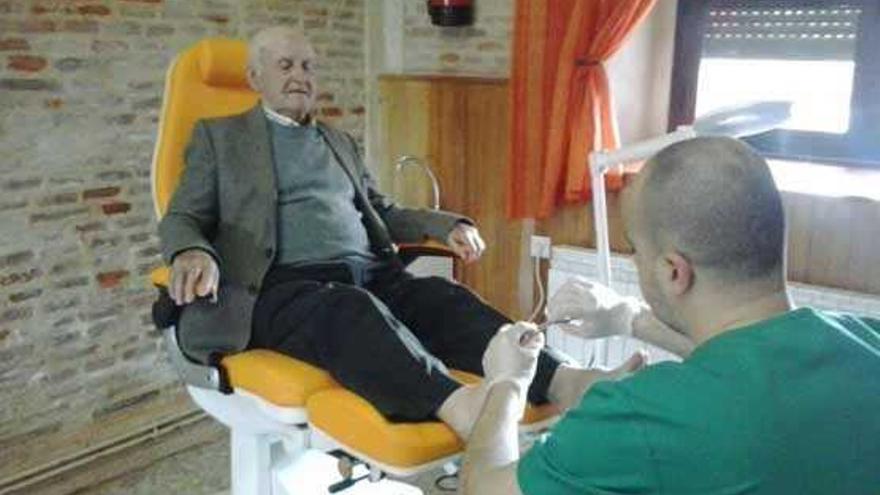 Dionisio Aguado, de 93 años, uno de los primeros vecinos de Villamayor en hacer uso del servicio de podólogo.