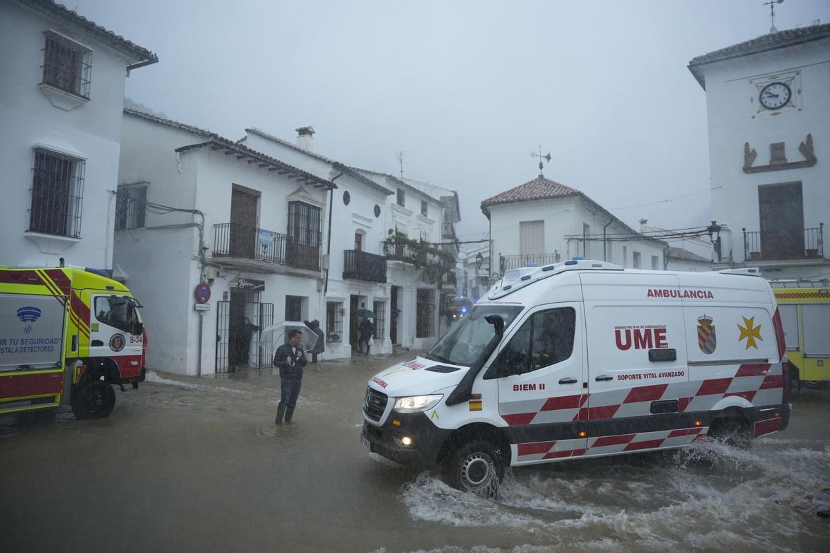 Miembros de la UME trabajan en labores de achique de agua en calles y vivendas de la localidad gaditana de Grazalema inundadas tras el paso de la borrasca Leonardo.