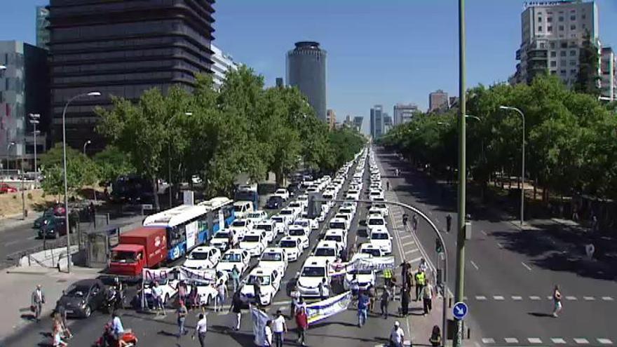 Los conductores VTC consideran que Fomento ha cedido al chantaje de los taxistas