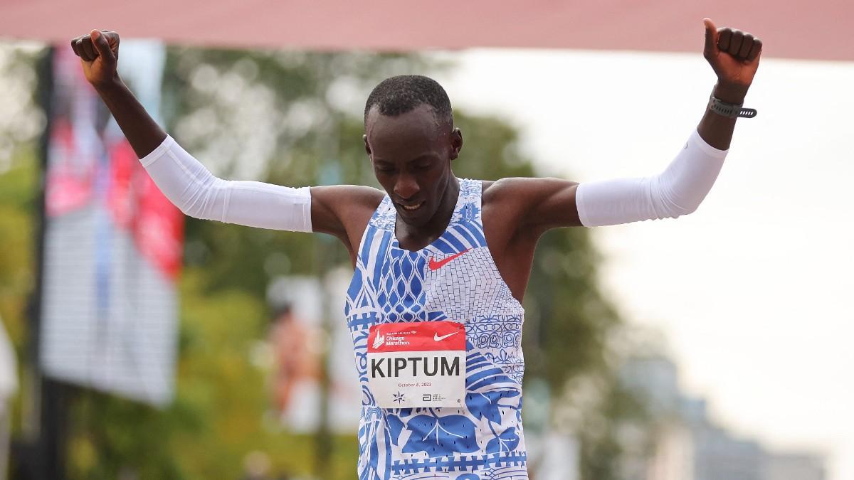 Kiptum celebra su triunfo en la línea de meta