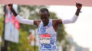 Kiptum, plusmarquista mundial de maratón, muere en un accidente de coche