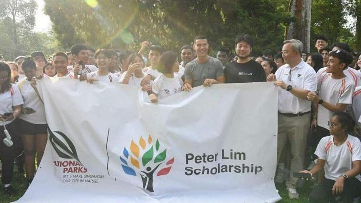 Kiat posando con Cristiano en un acto del Peter Lim Scholarship