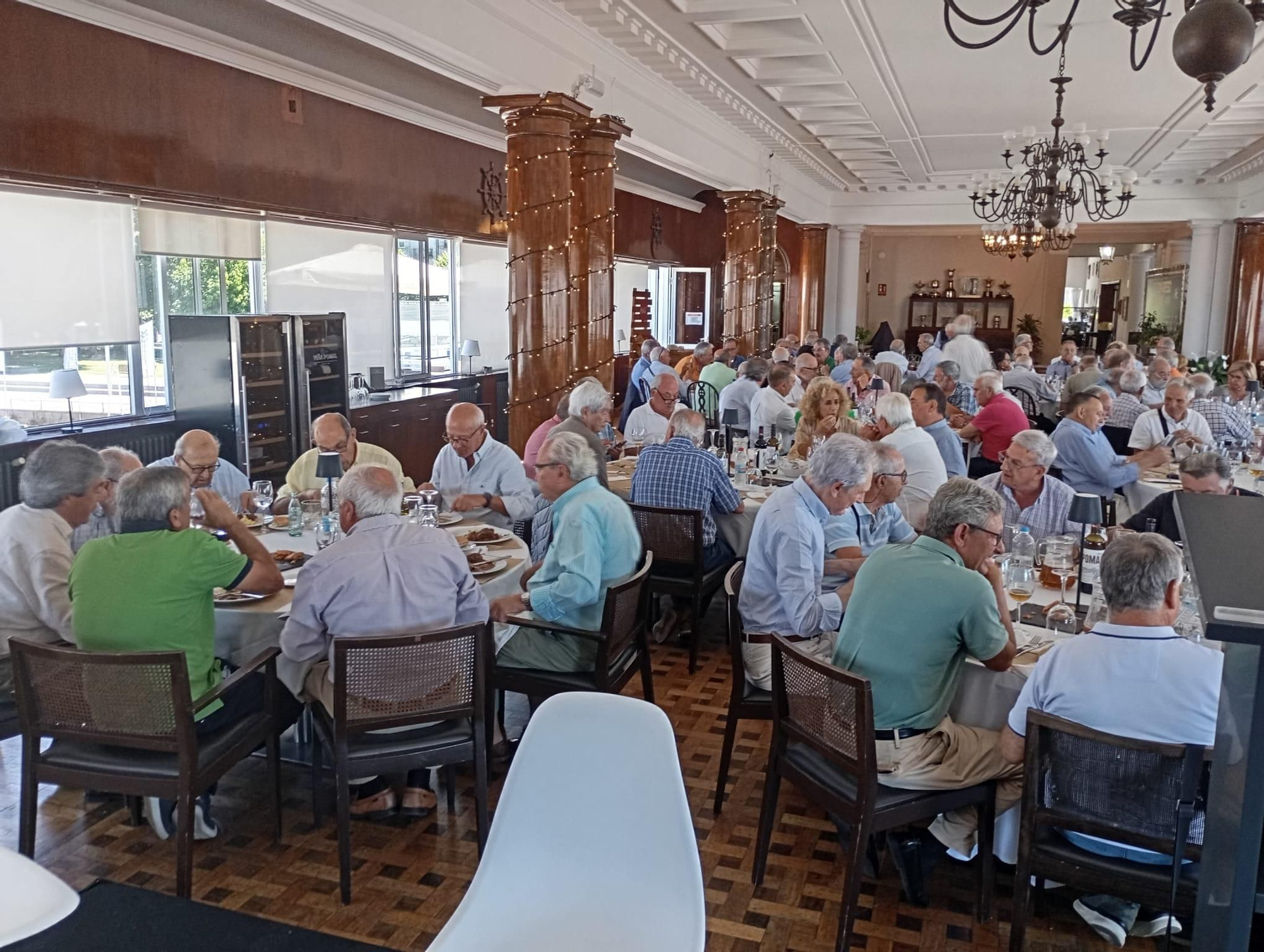 Risas y anécdotas en la comida anual de «A Morriña de Pescanova»
