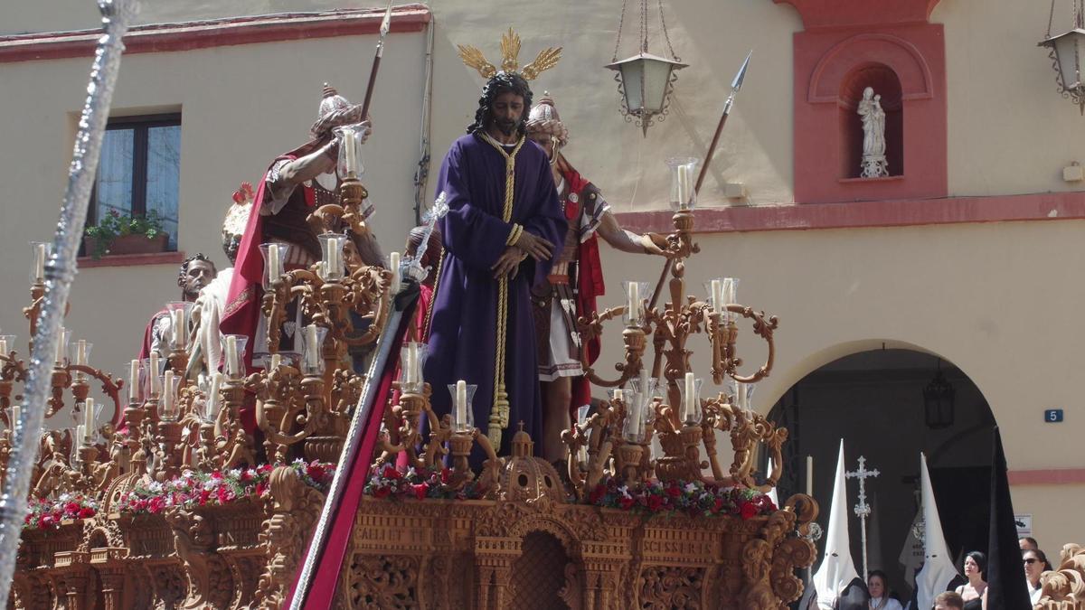 El Señor de la Soledad, ante su parroquia de la Pastora.