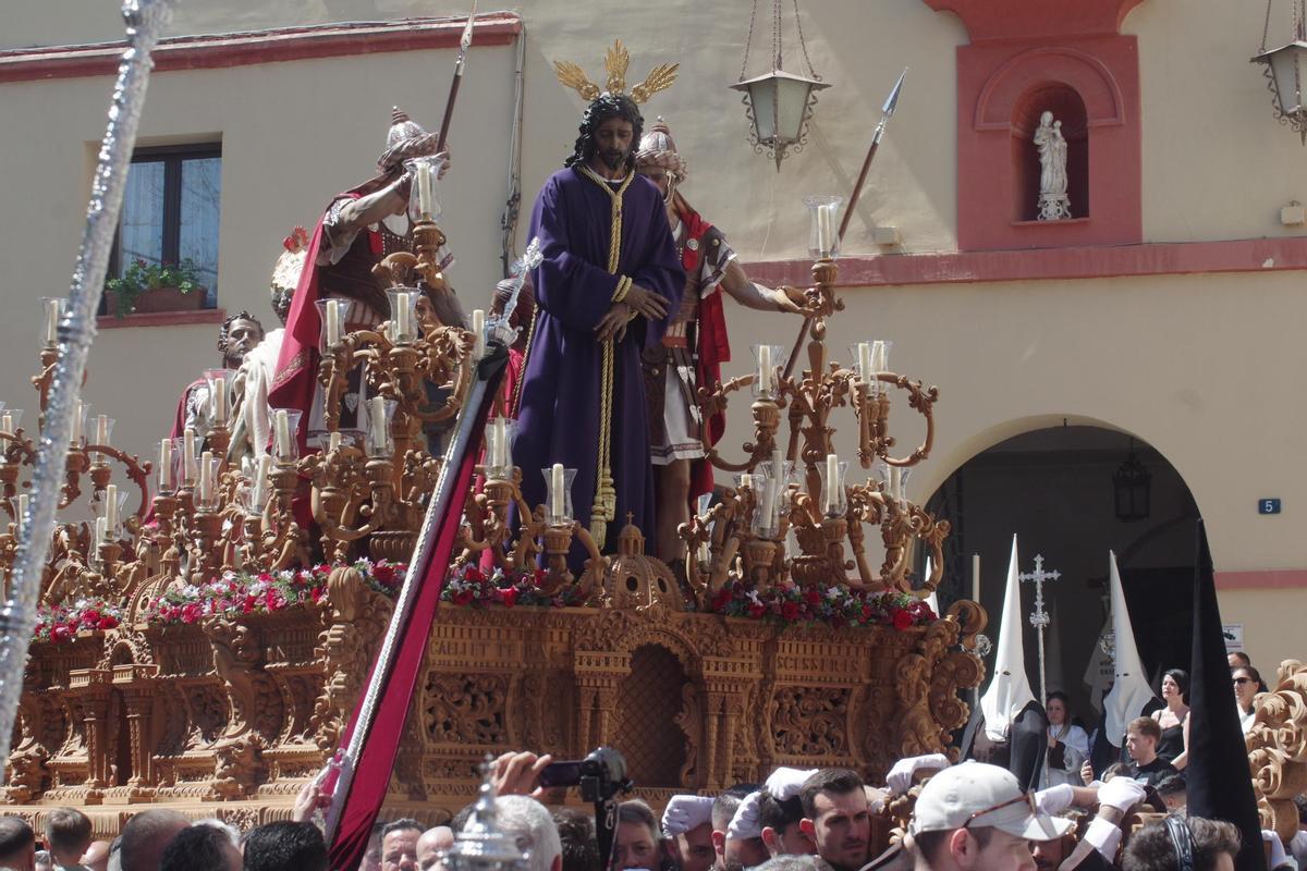 El Señor de la Soledad, ante su parroquia de la Pastora.