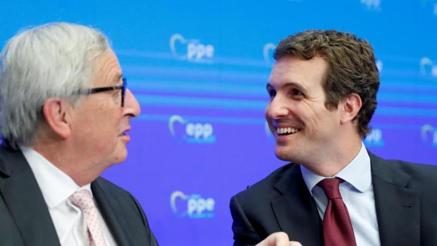 Pablo Casado conversa con Jean-Claude Juncker.