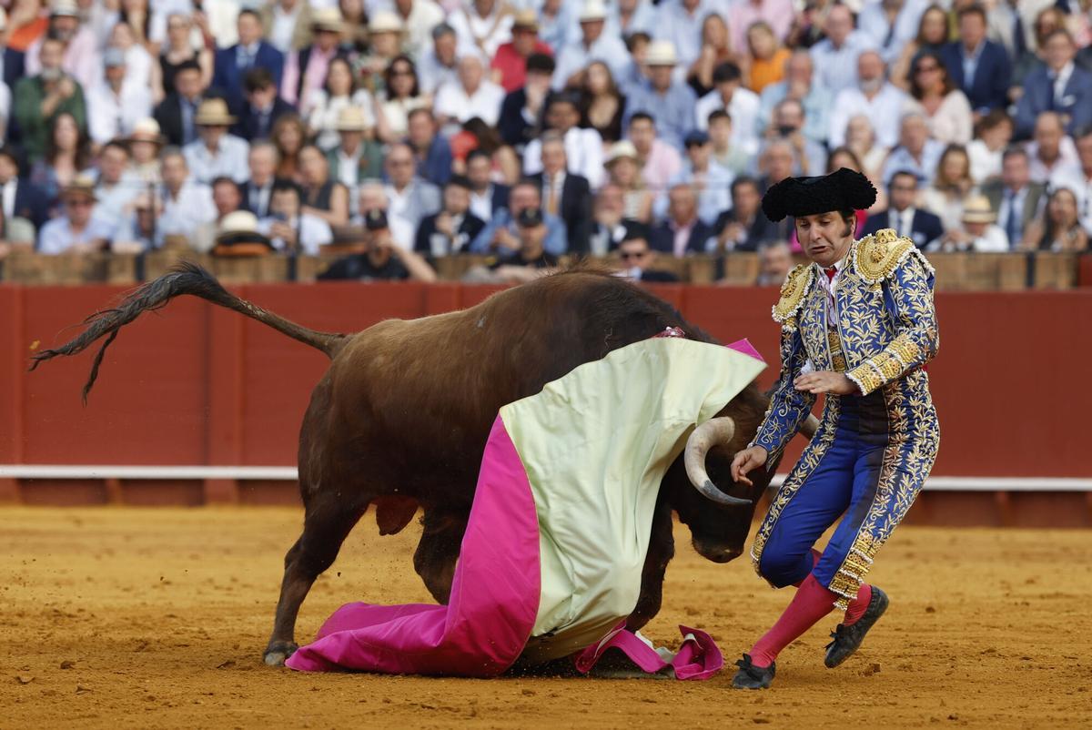 El diestro Morante de la Puebla sufre una cogida durante la novena corrida de la Feria de Abri.