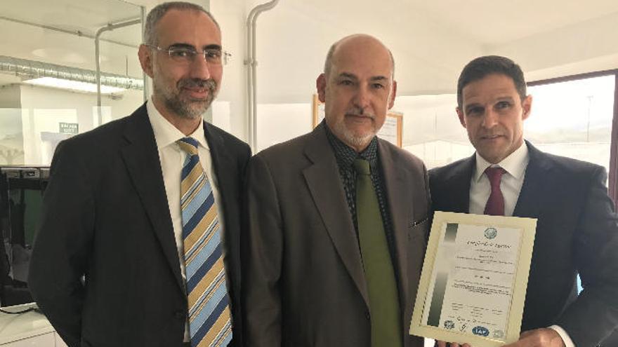 Régulo Andrade (derecha) recibe la certificación de manos de José Santana.