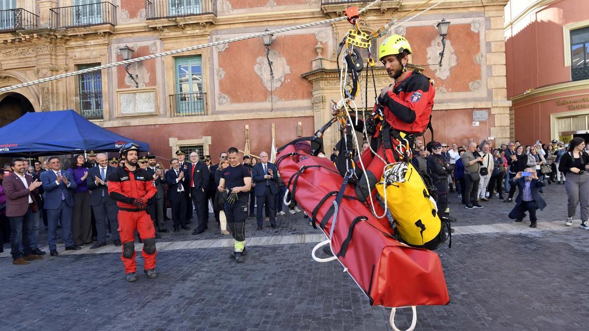 Maniobras de exhibición de los bomberos, este miércoles en la plaza Belluga.