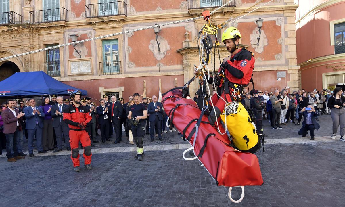 Maniobras de exhibición de los bomberos, este miércoles en la plaza Belluga.