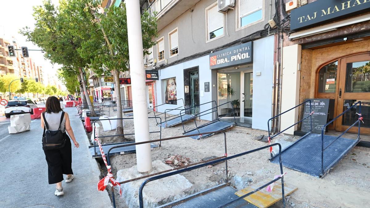 Cortes de luz de varias horas y sin aviso previo en la Avenida de Alicante, en Elche, desesperan a vecinos y comerciantes