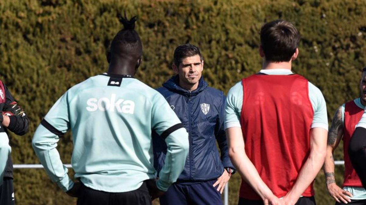 El técnico de la SD Huesca, Antonio Hidalgo, se dirige a sus jugadores durante un entrenamiento.