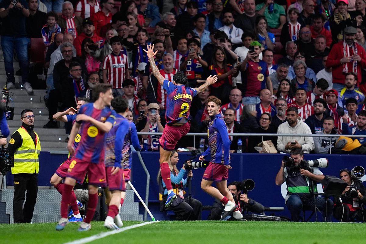 Cancelo celebra con un salto el gol marcado por Lewandowski contra el Atlético.