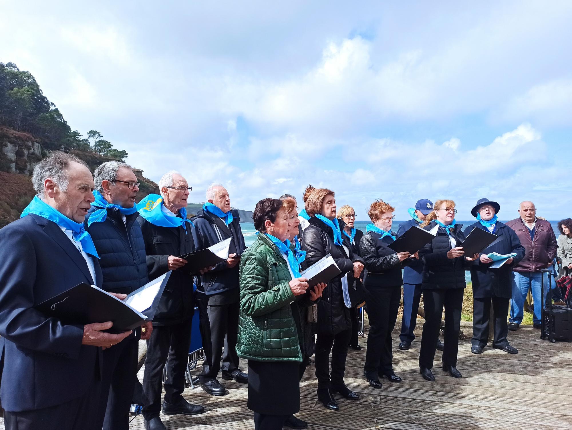 El mirador sobre La Ñora se llena de versos y canciones: así fue el recital poético en la playa de Quintueles