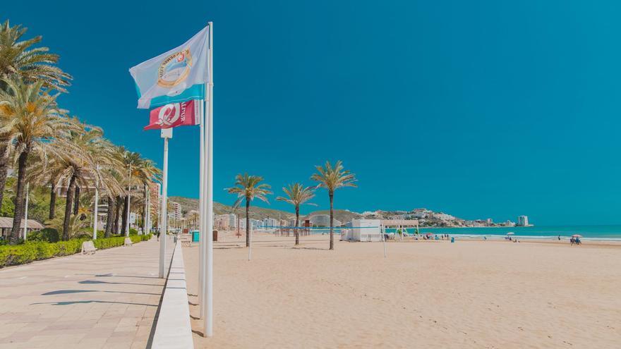 Cullera lidera las playas de la provincia al confirmar sus ocho banderas azules