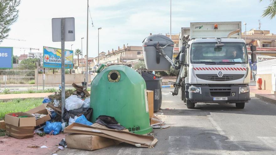 Un camión del servicio de recogida de basuras vacía un contenedor en Orihuela Costa. | TONY SEVILLA