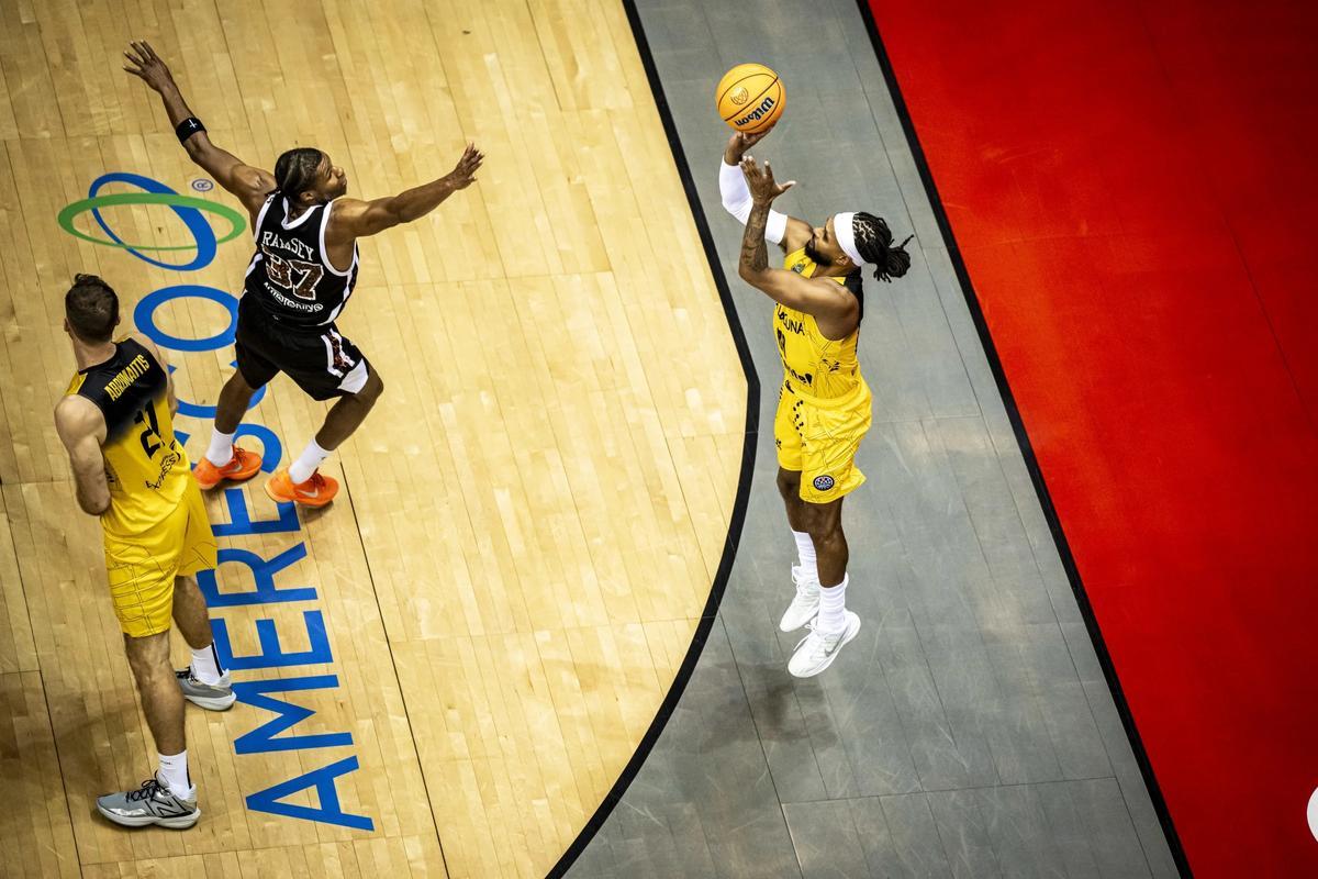 Mills lanza un triple en el partido ante el Trieste.