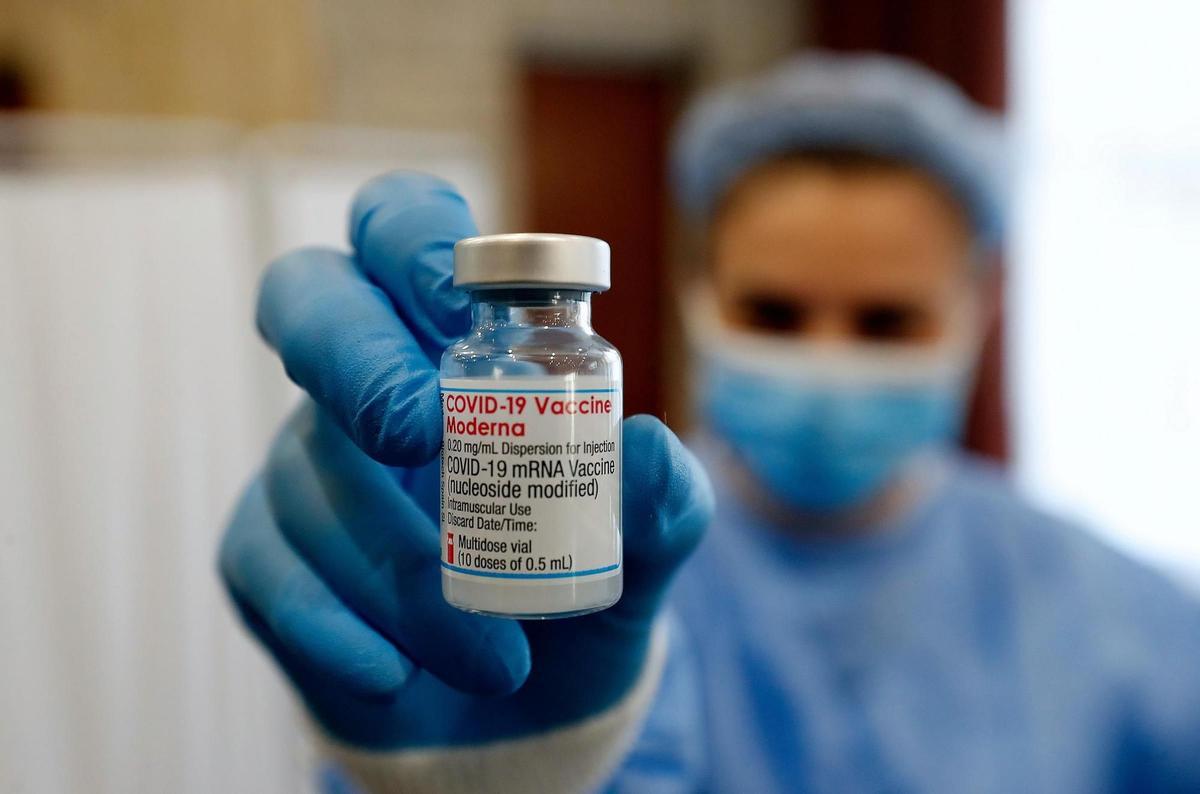 Sanitat rebaixa a la meitat la dosi de record si és amb la vacuna de Moderna