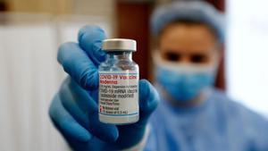 Sanitat rebaixa a la meitat la dosi de record si és amb la vacuna de Moderna
