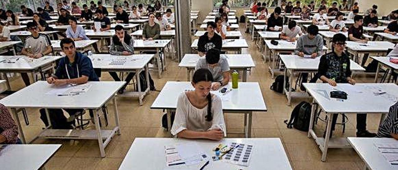 Alumnos en el primer examen de la convocatoria de junio de la EBAU 2019, en el Campus Universitario de Tafira.