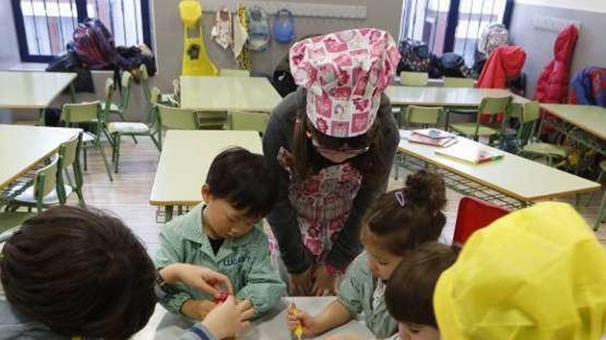 Los niños, en plena elaboración de galletas.