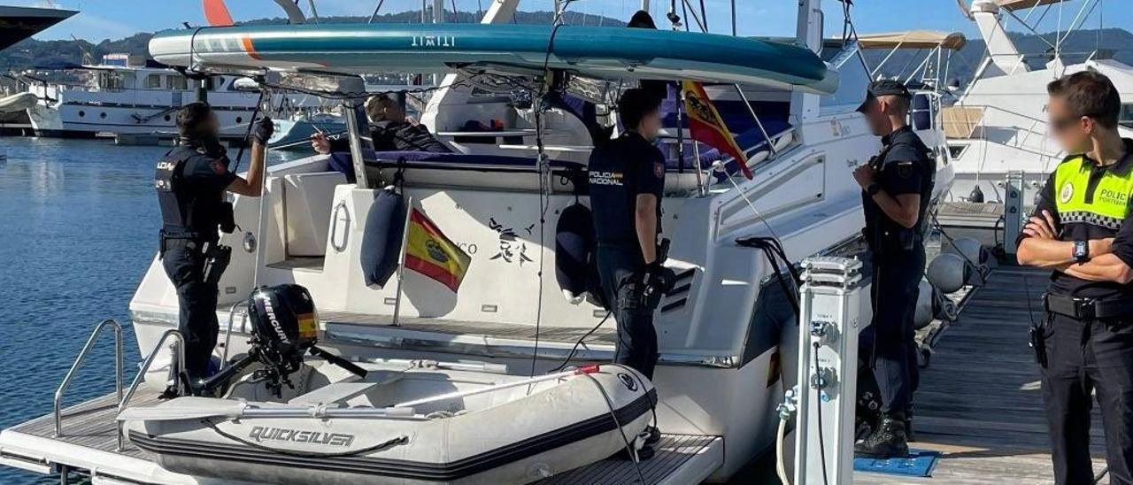 Agentes de la Policía Nacional inspeccionan un barco tomado por okupas en el puerto de Vigo.