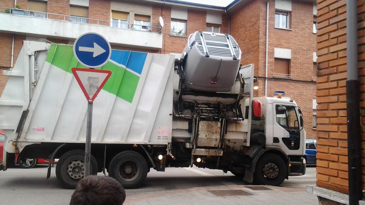 Una camión del servicio de recogida de basura en Vega de Arriba en una imagen de archivo.
