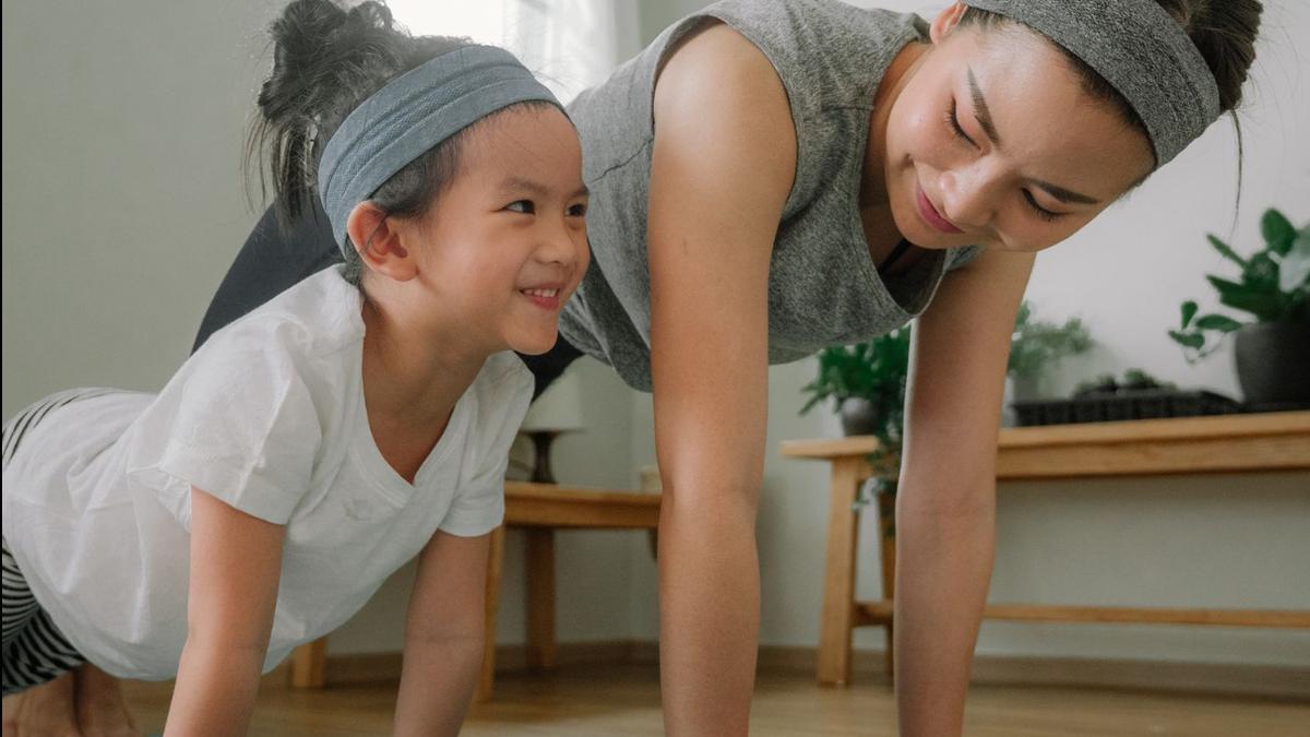 Adapta los ejercicios según las edades y habilidades de tus hijos para que todos se sientan incluidos y motivados.