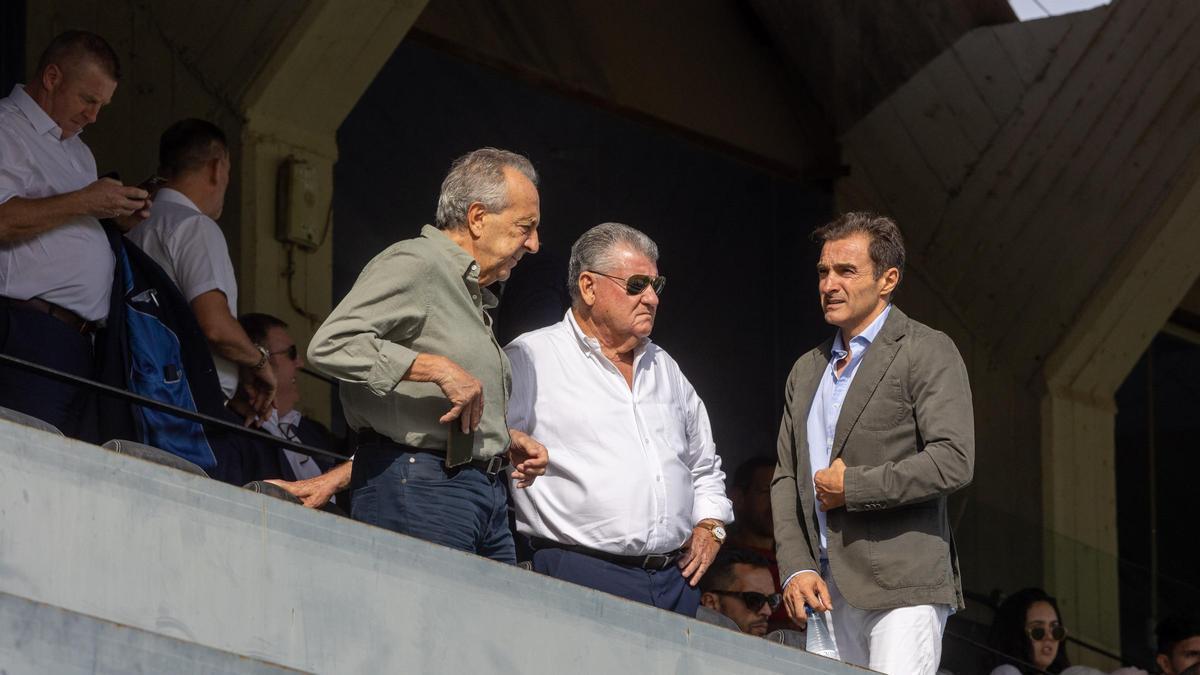 De izquierda a derecha, los acusados Pepe León Barahona, Valentín Botella y Carlos Parodi en el palco del Hércules. / Hector Fuentes