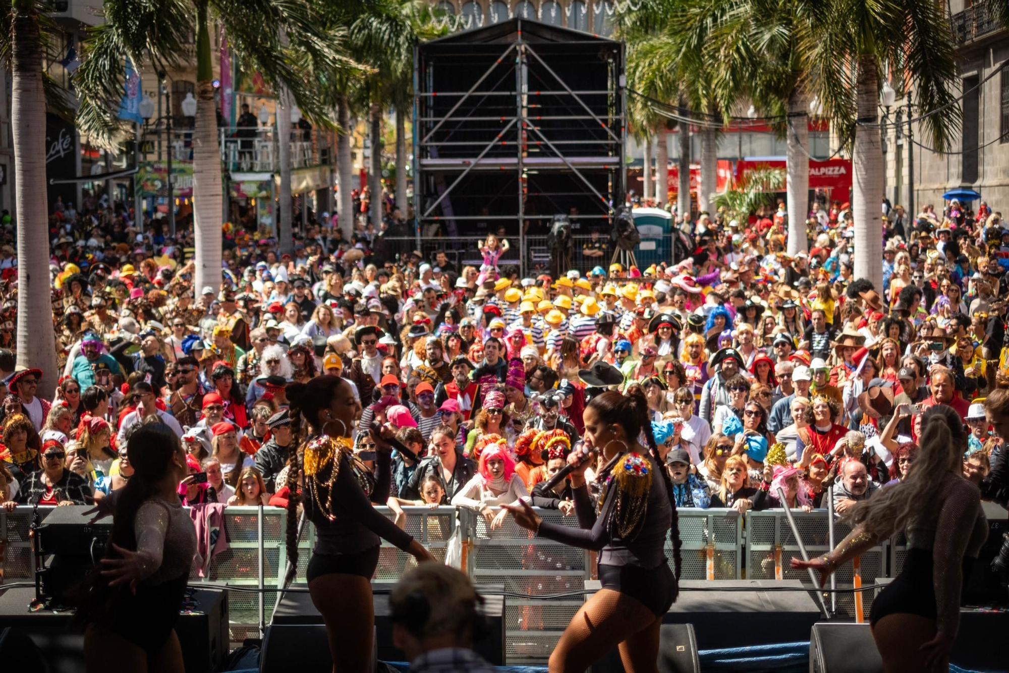 Santa Cruz celebra su segundo Carnaval de día