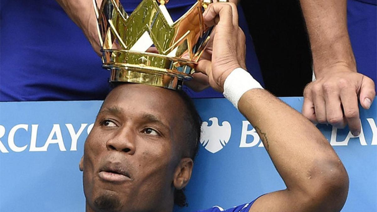 Drogba celebra su último título con el Chelsea